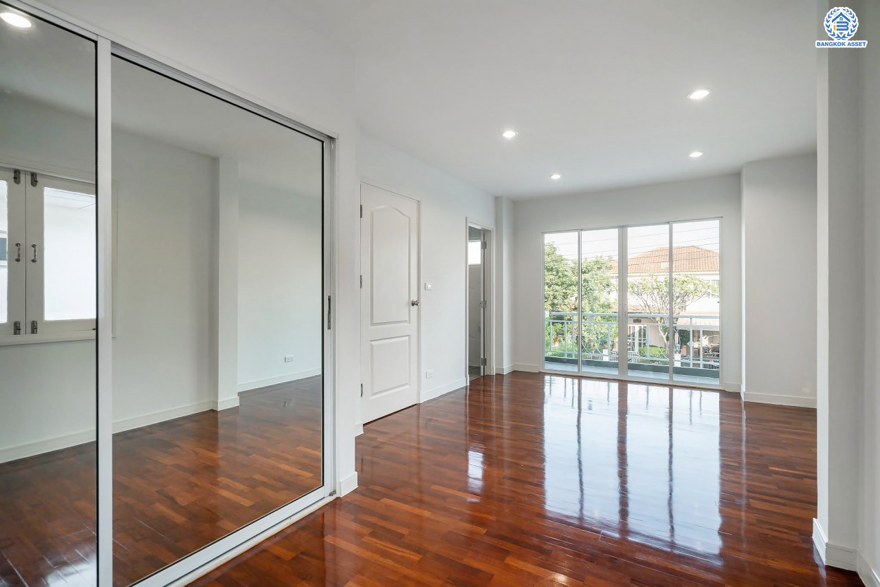 บ้านมือสองตกแต่งใหม่ โครงการ เนเบอร์โฮม วัชรพล เนื้อที่ 51 ตร.ว. ฟังก์ชัน 3 ห้องนอน 2 ห้องน้ำ จอดรถได้ 2 คัน บนทำเลเชื่อมต่อหลายเส้นทาง ทั้ง ถนนสุขาภิบาล5 ถนนสายไหม และถนนรามอินทรา ใกล้ทางด่วน "ฉลองรัช" และรถไฟฟ้าสายสีเขียว "สถานีสายหยุด"